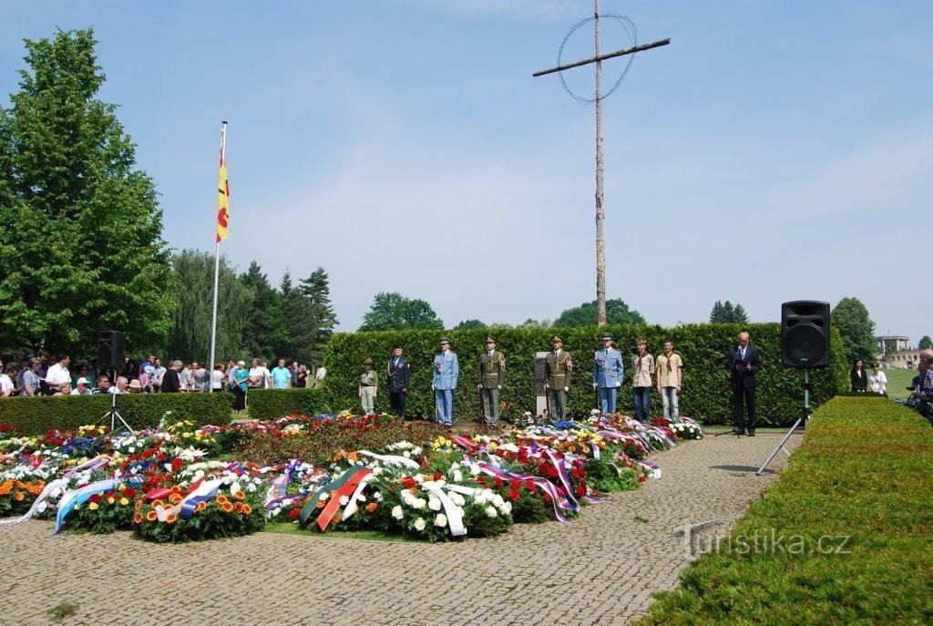 Gedenken an den 74. Jahrestag der Vernichtung des Dorfes Lidice