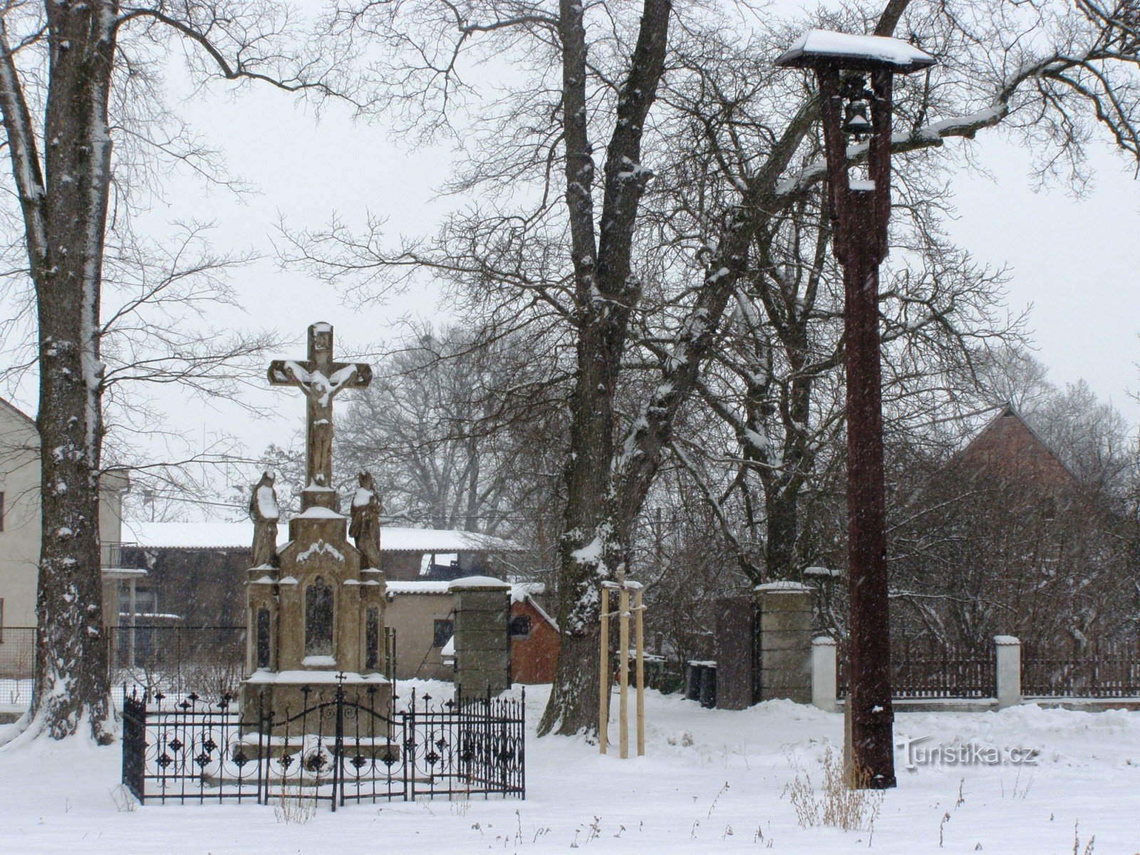 Piletice - klocktorn och korsfästelsemonument