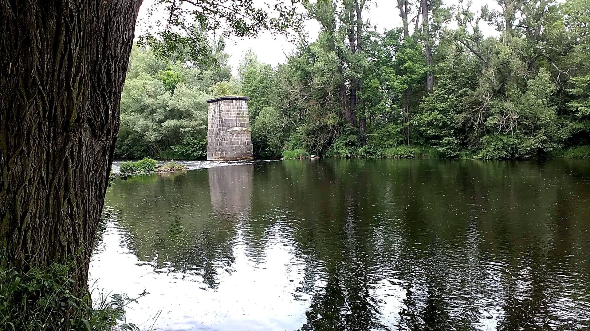 Jernbanebrosøjle (Nechranice)