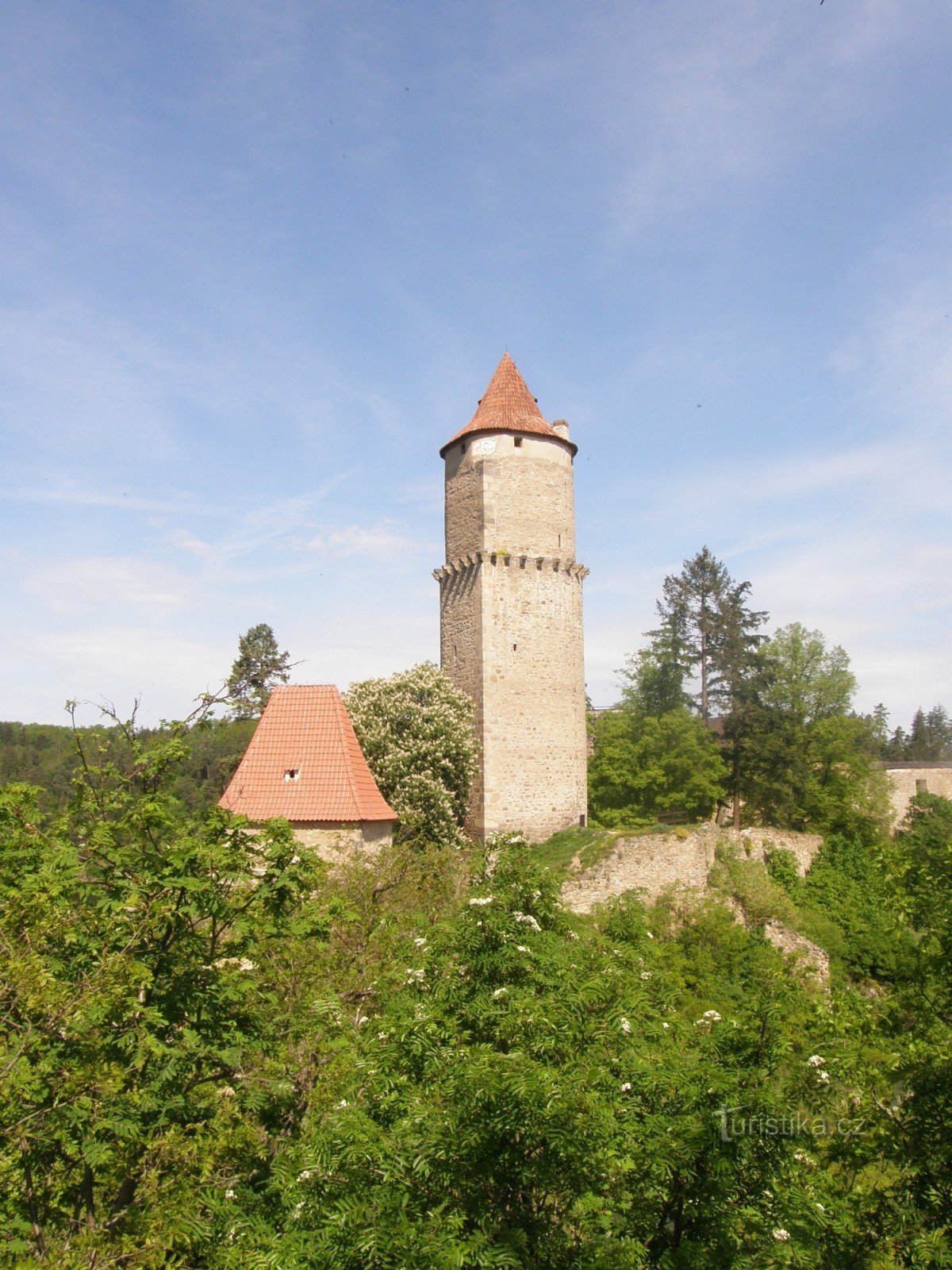 La porte Písecká et la tour Hláska sont indissociables