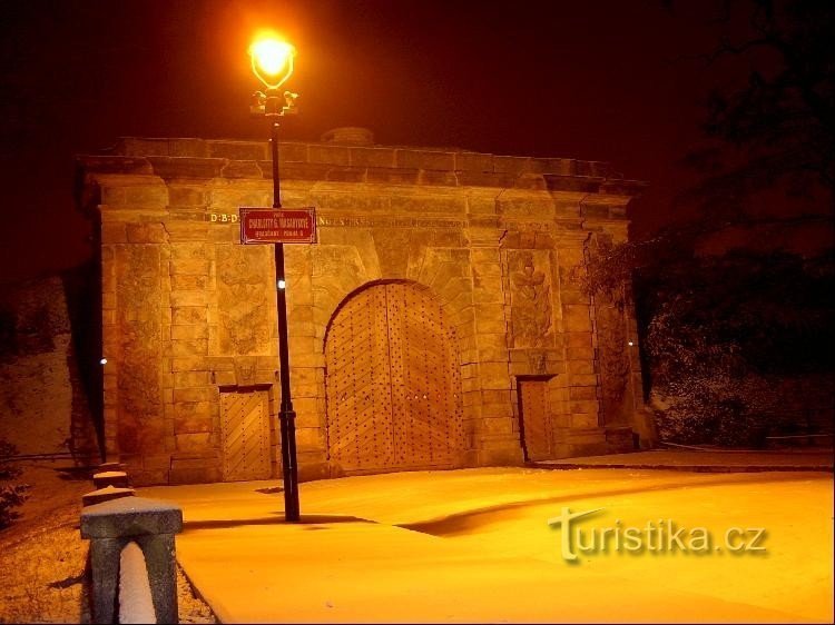 Písecká brána: Písecká brána so bila tretja vrata s tem imenom. Prvi je bil iz 13. stoletja.