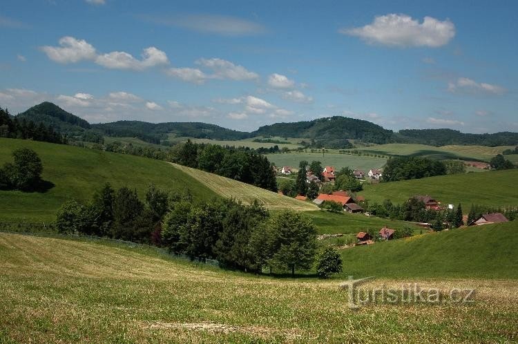 Písečná u Žamberka: Pogled na središče vasi s Hůra. V ozadju se dviga hrib Žampach,