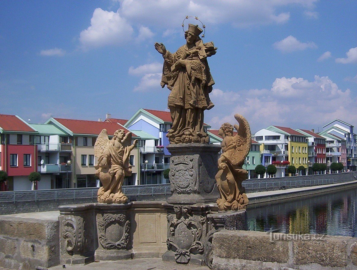 Písek-Stone Bridge-Escultura de St. João de Nepomuck com o brasão da cidade - Foto: Ulrych Mir.