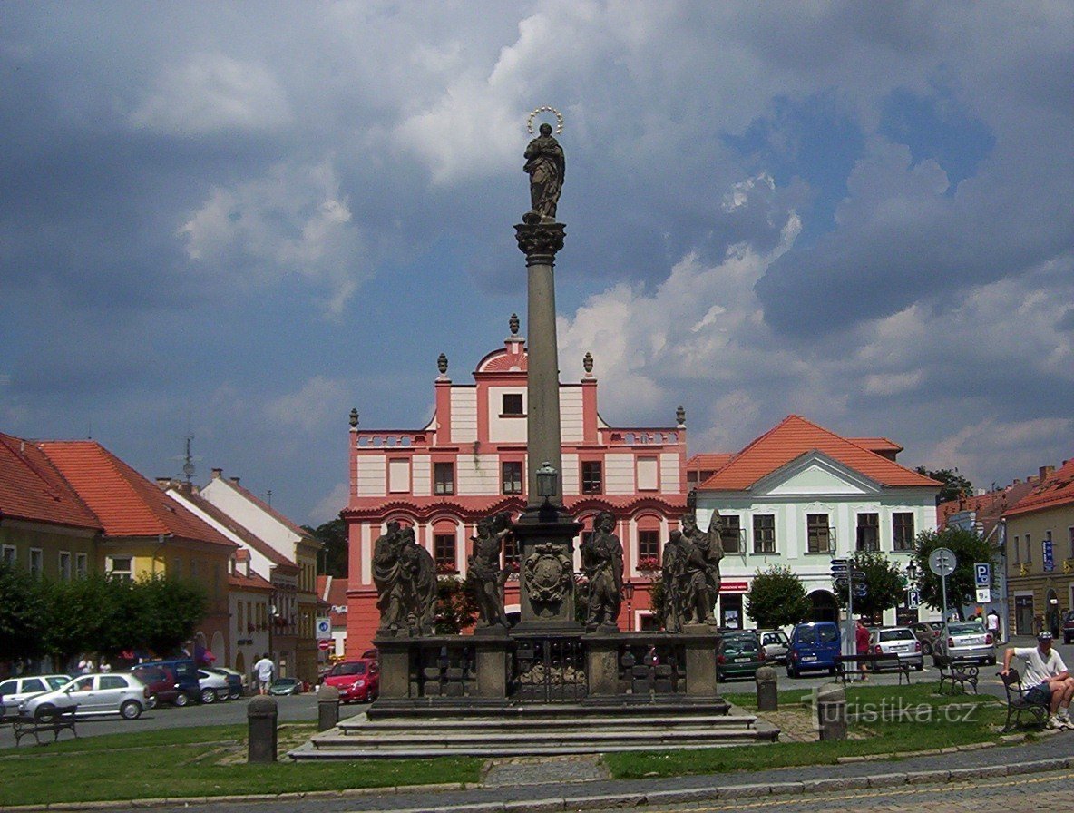 Piața Písek-Malé (Alšovo) cu Coloana Mariană-Foto: Ulrych Mir.