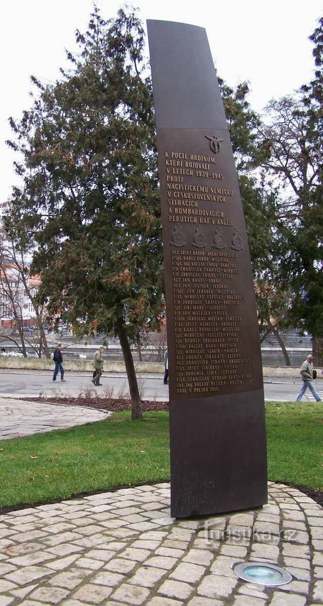 Písek - monumento a los aviadores checos en Inglaterra