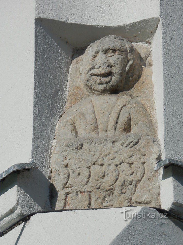 Busto de piedra arenisca de un albañil en la esquina de la fachada