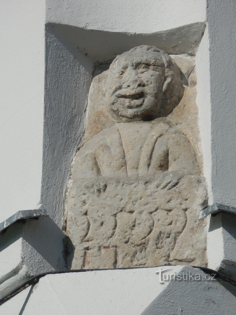 Sandsteinbüste eines Maurers an der Ecke der Fassade