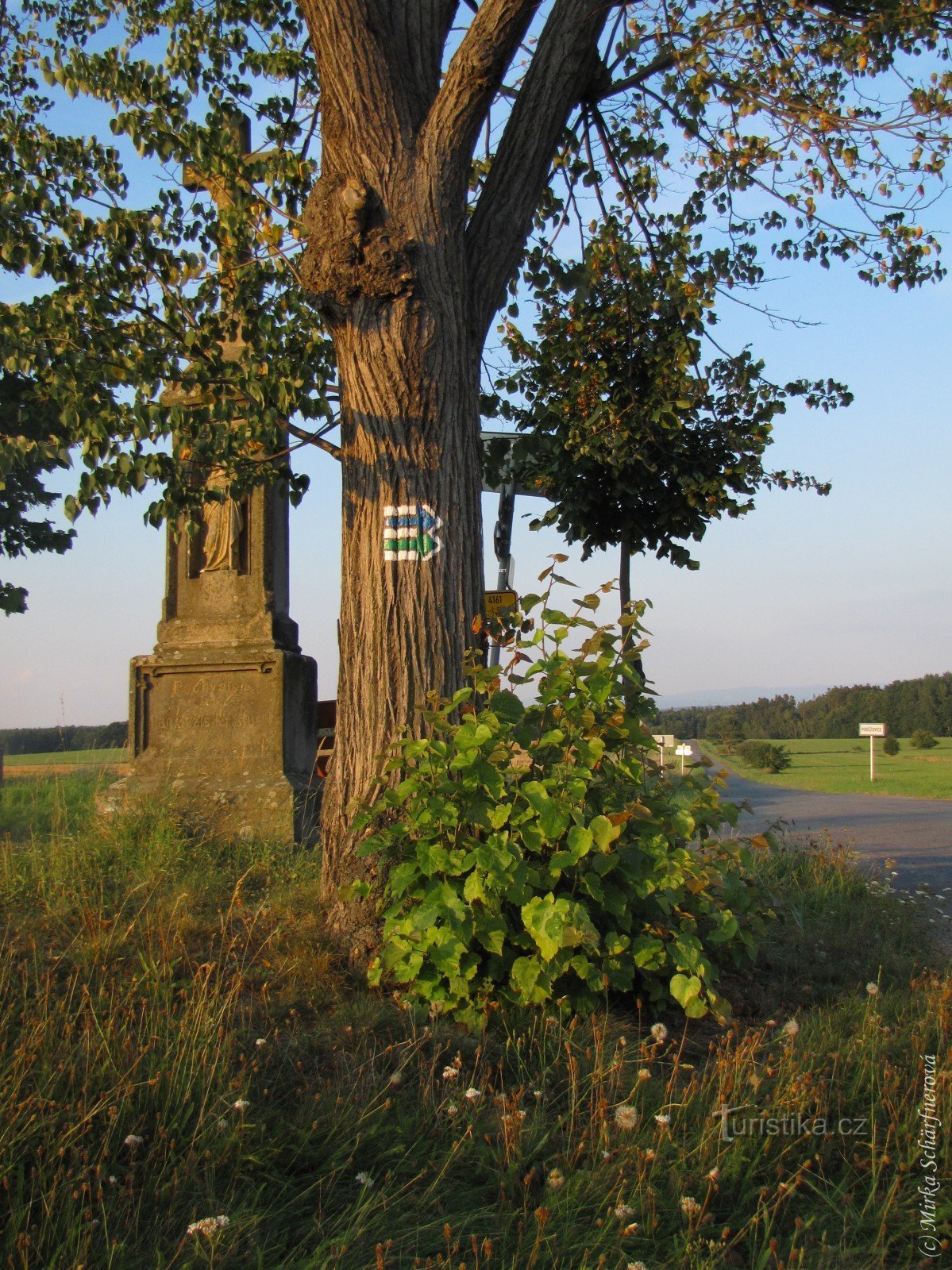 Zandstenen kruisbeeld uit 1877 op het kruispunt aan de rand van Poběžovice bij Holice