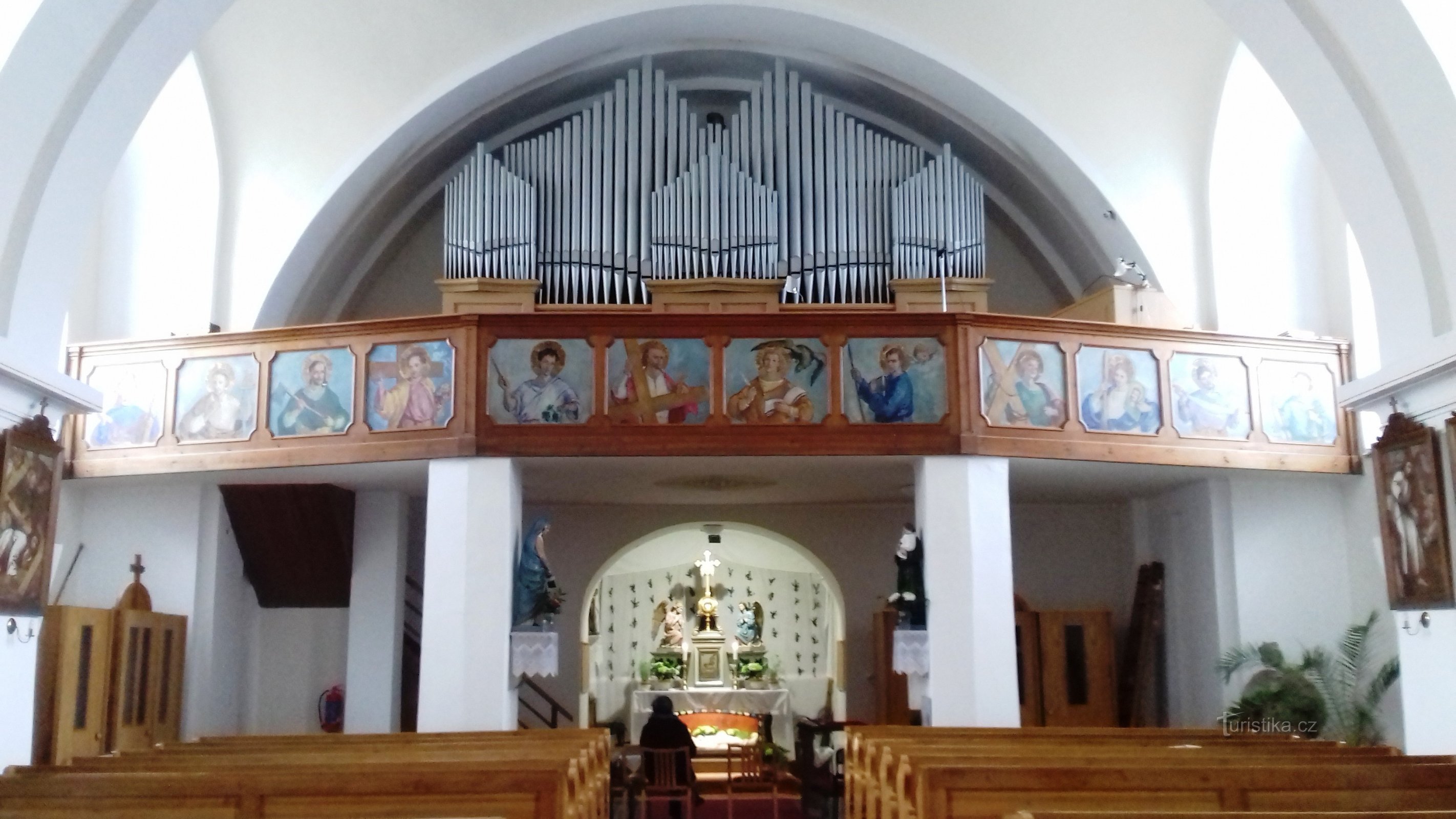 the pipes of the organ, the choir and the Holy Sepulchre