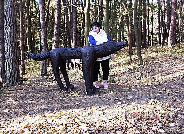 Пивечский лесопарк с искусственными руинами в Славичене