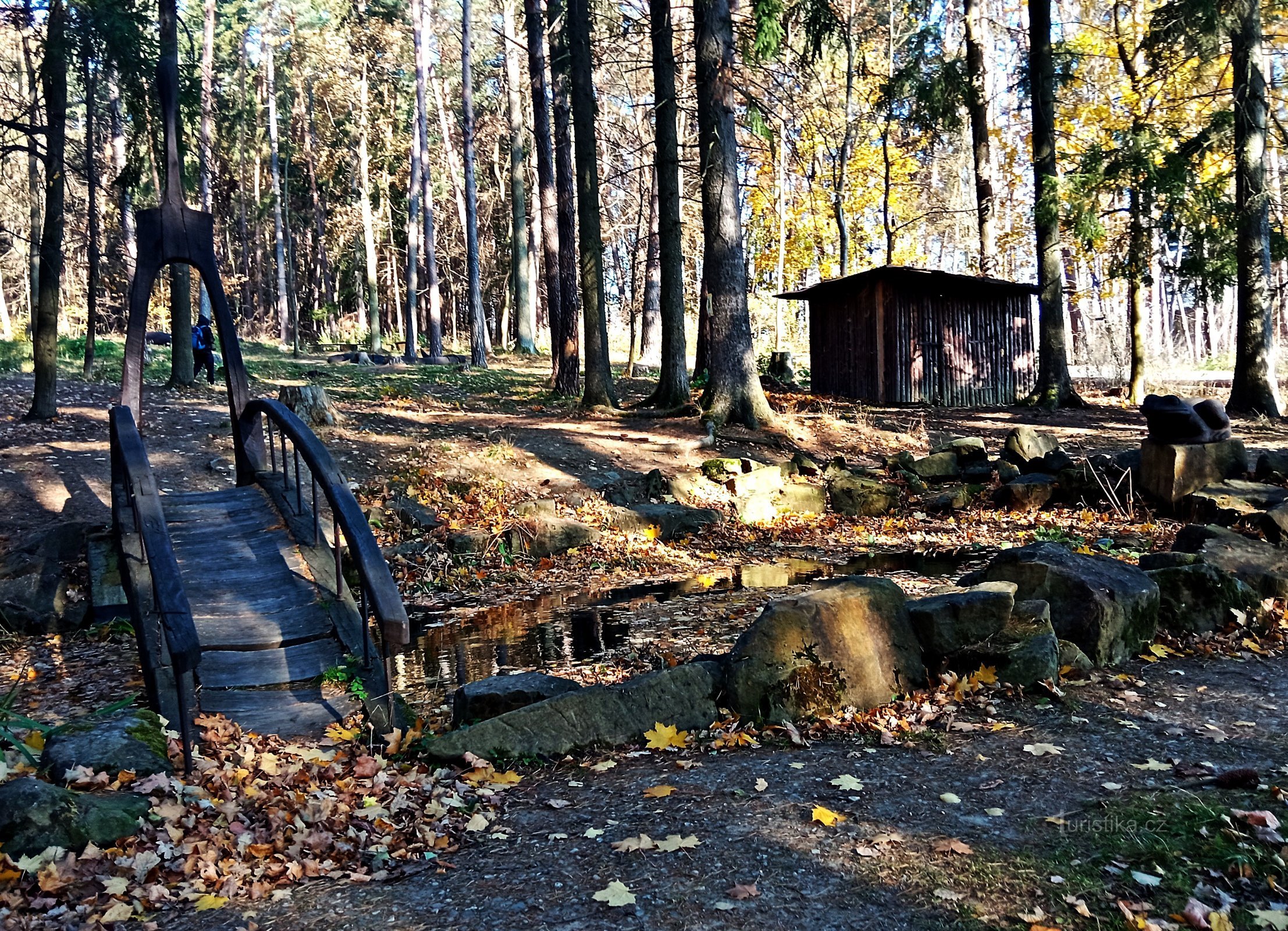 Parque florestal Pivečk com uma ruína artificial em Slavičín