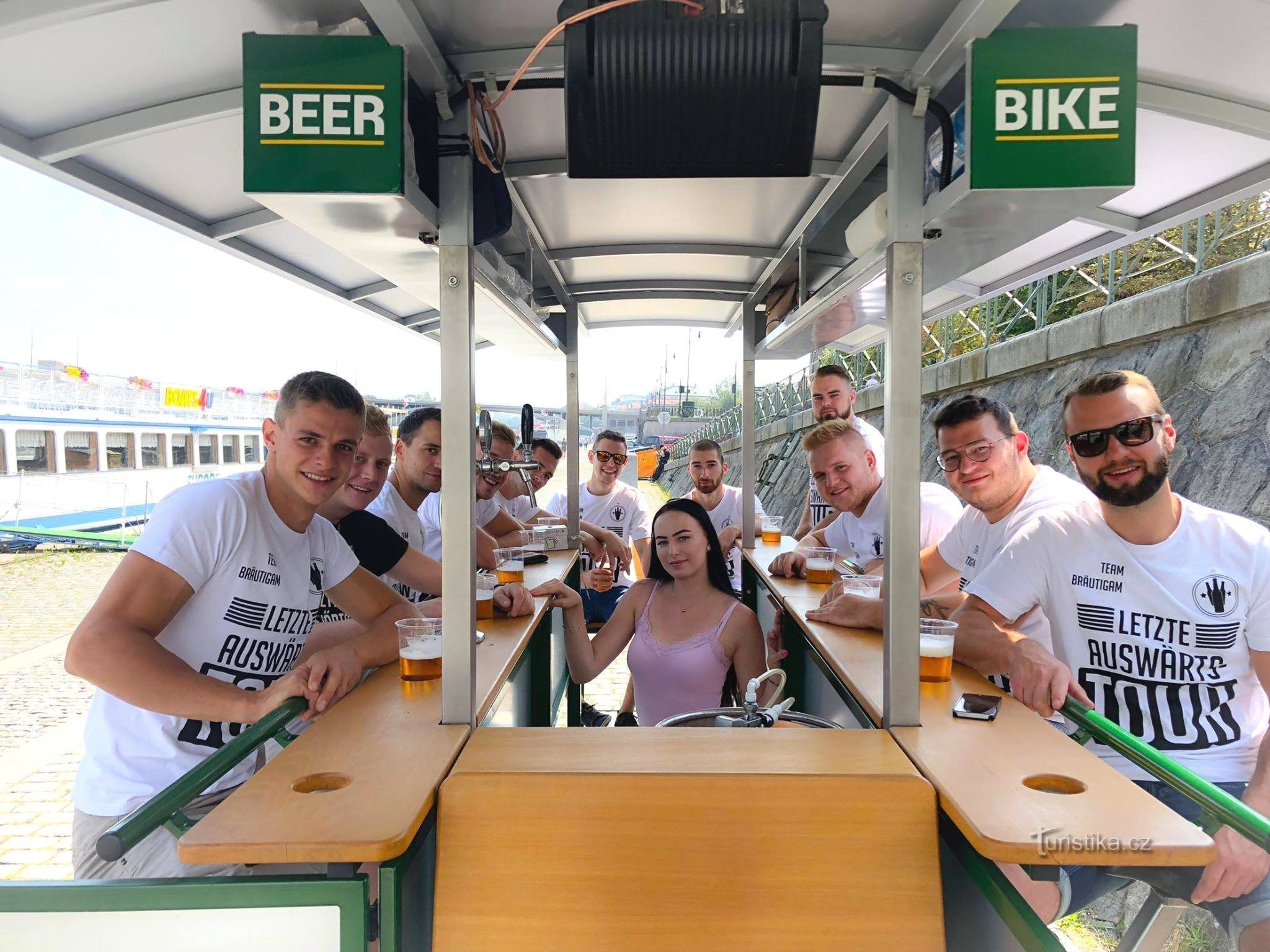 Xe đạp bia của BeerBike Prague