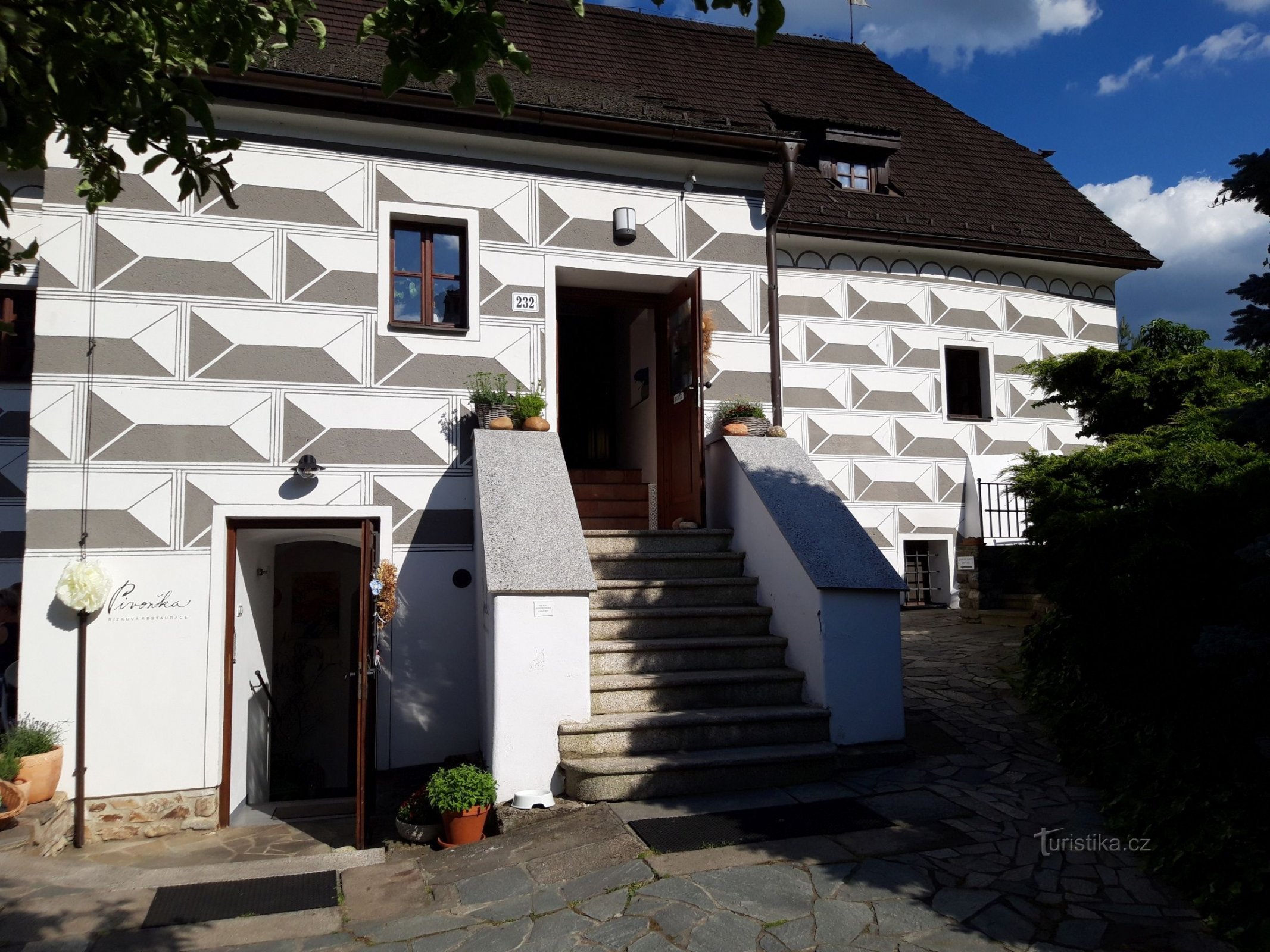 Pfingstrose und Steak über einem halben Teller in Český Krumlov