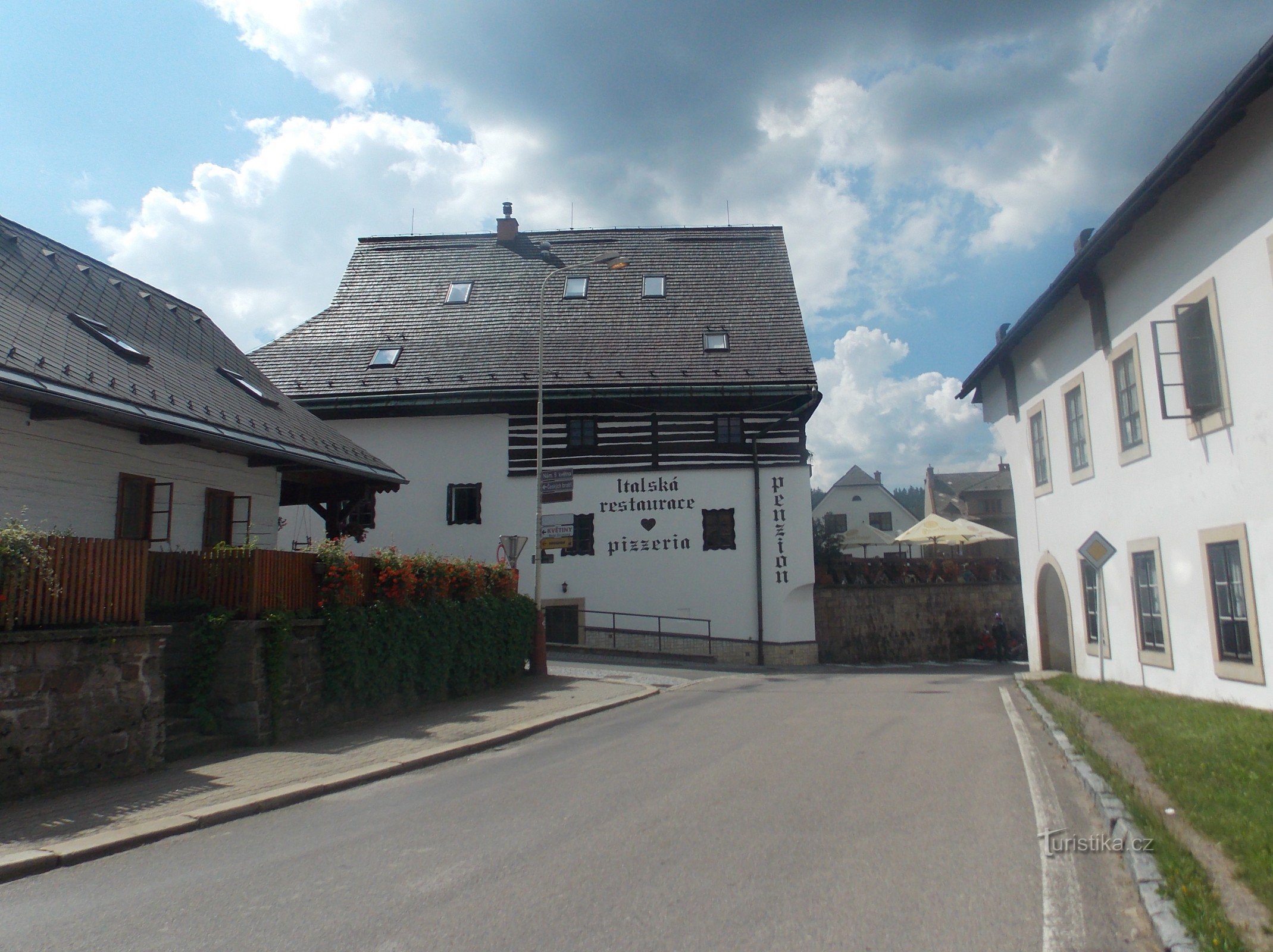 Pizzeria and Pension，位于 Jablonné nad Orlicí 的一家名为 Srdíčko 的房子