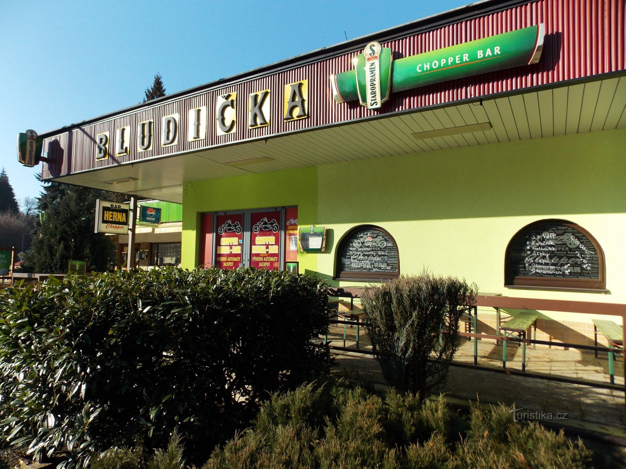 Luhačovice 的 Pizzeria Bludička 和 Chooper 游戏室/酒吧
