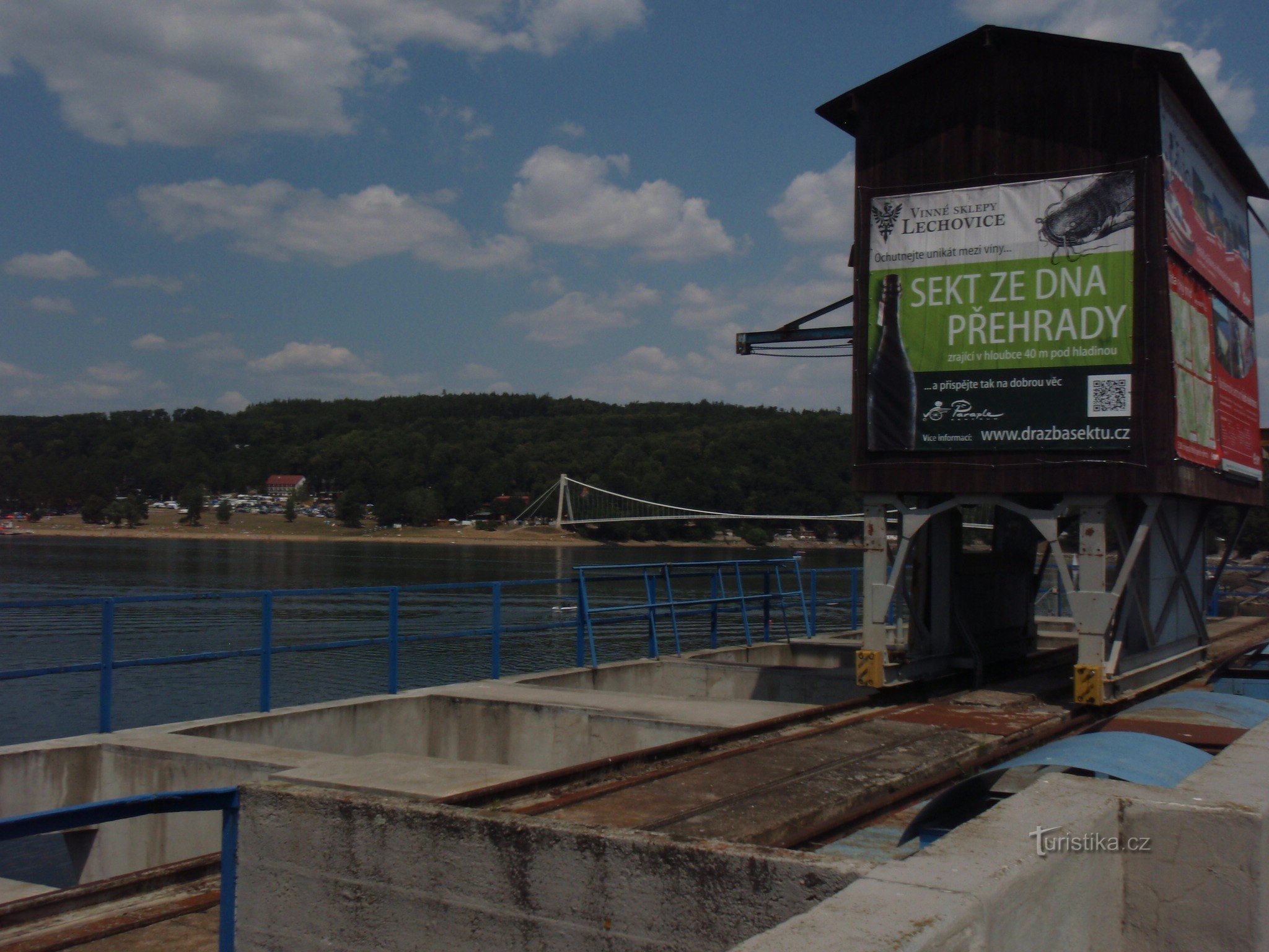 plakát na hrázi Vranovské přehrady oznamuje akci