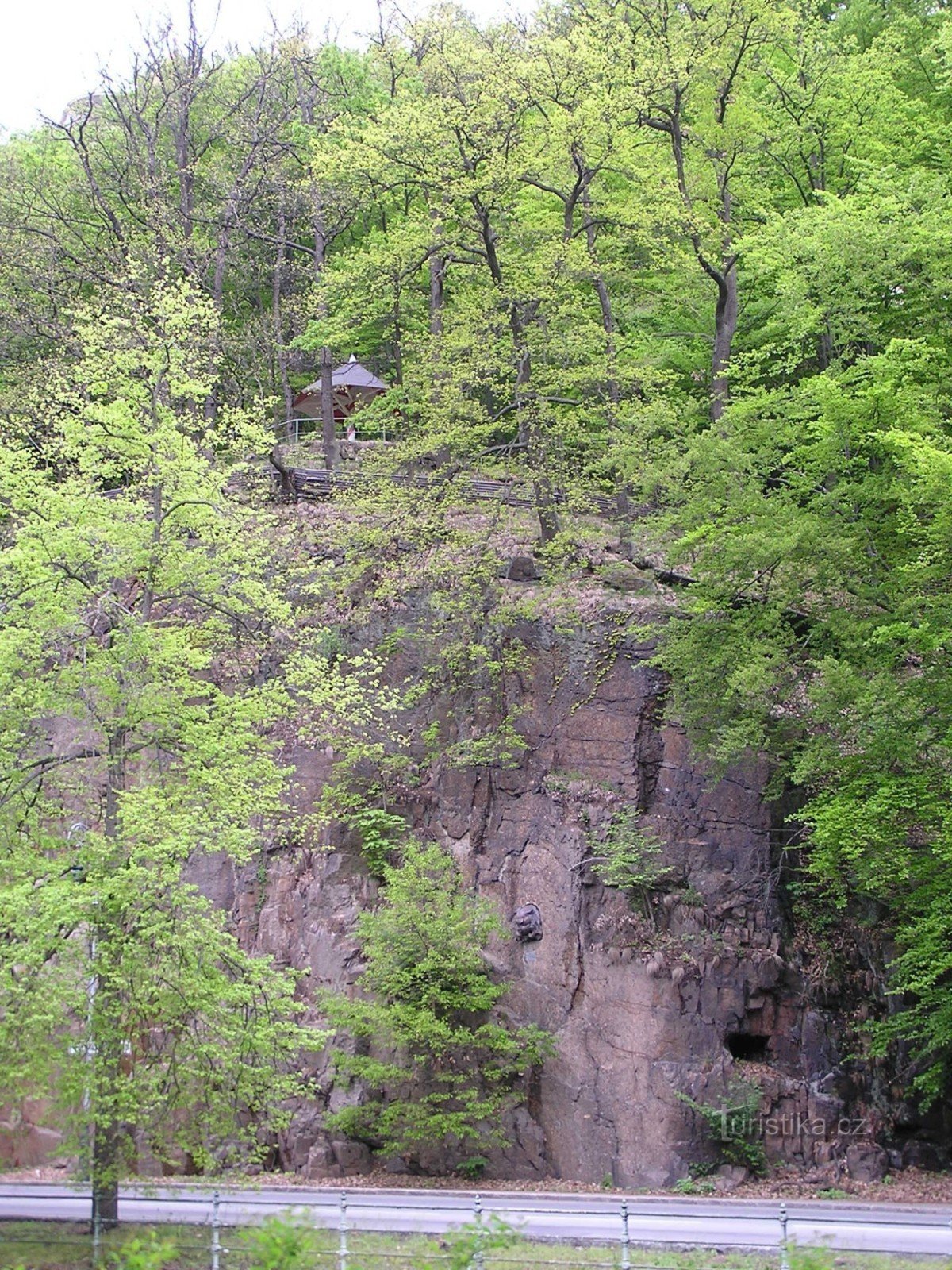 Skulptur af en løvinde på en klippe - 13.5.2004