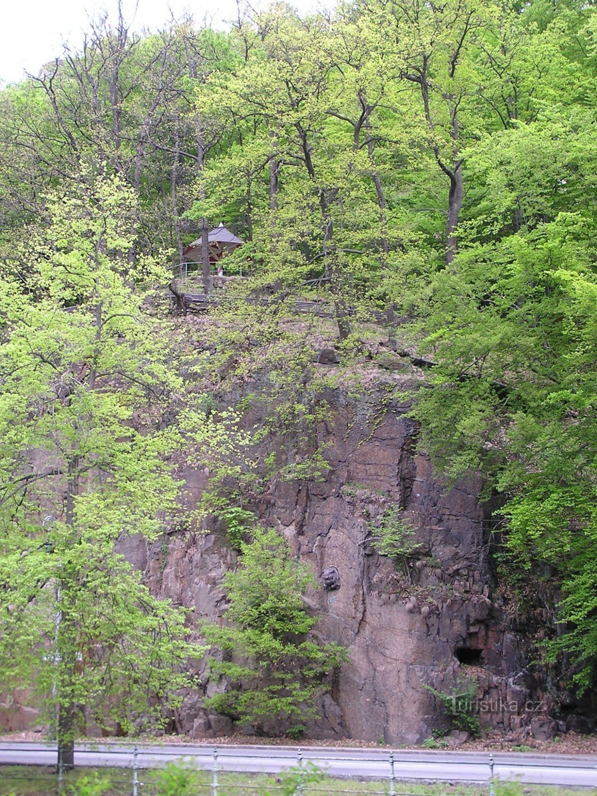 Skulptur av en lejoninna på en sten - 13.5.2004