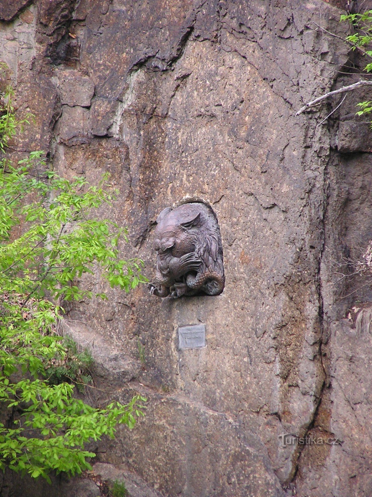 Escultura de uma leoa em uma rocha - 13.5.2004