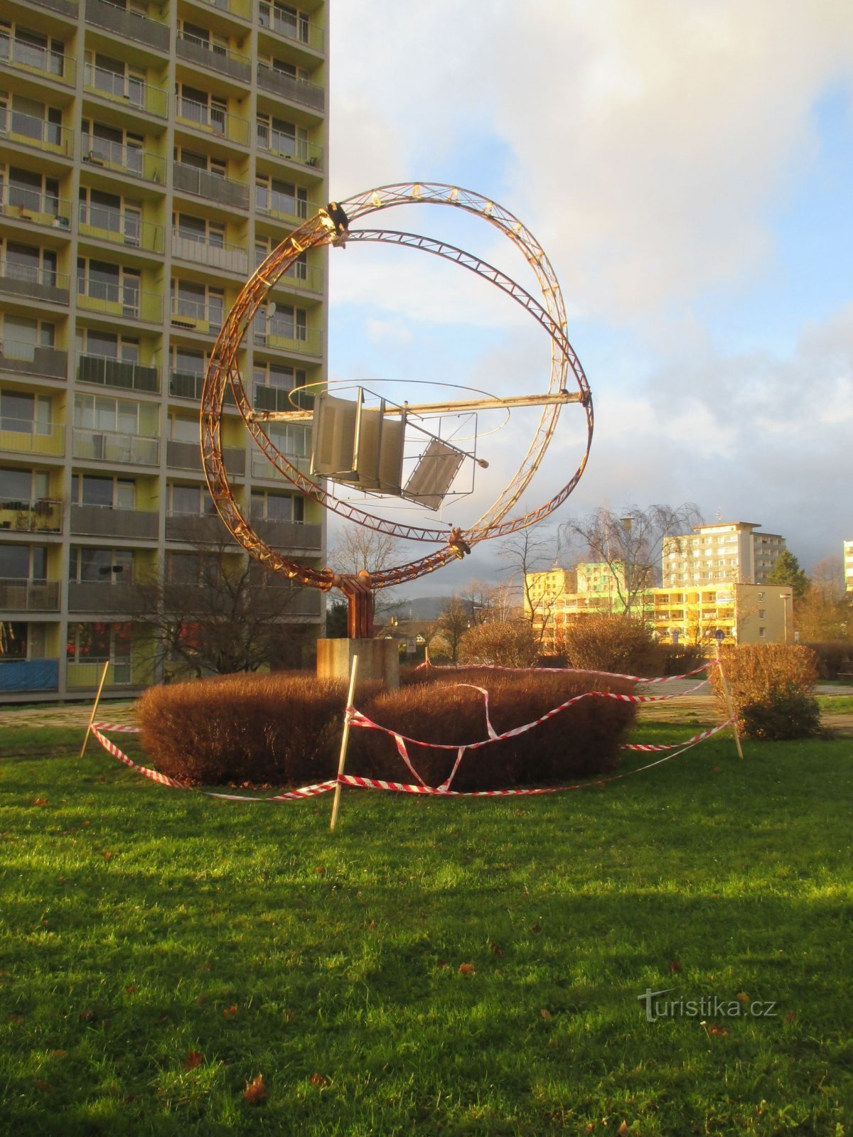 Sculpture Satellite météorologique