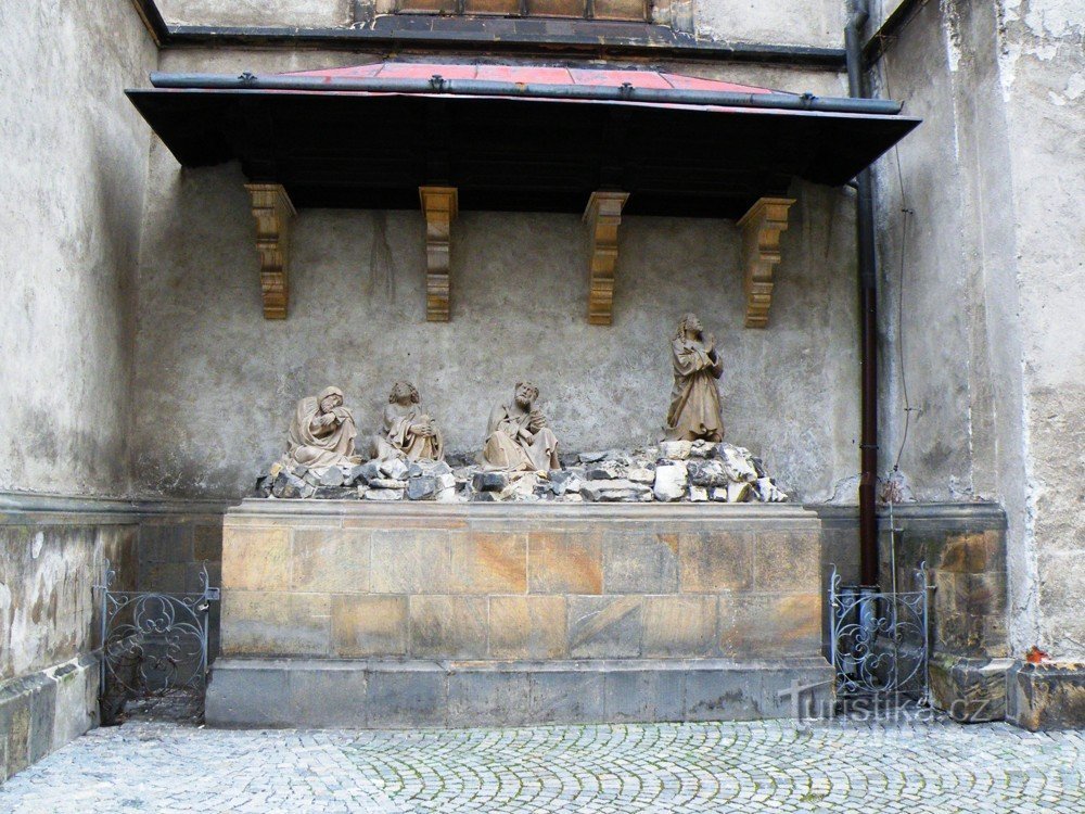 Skulptur på sidan av St. Morice-kyrkan