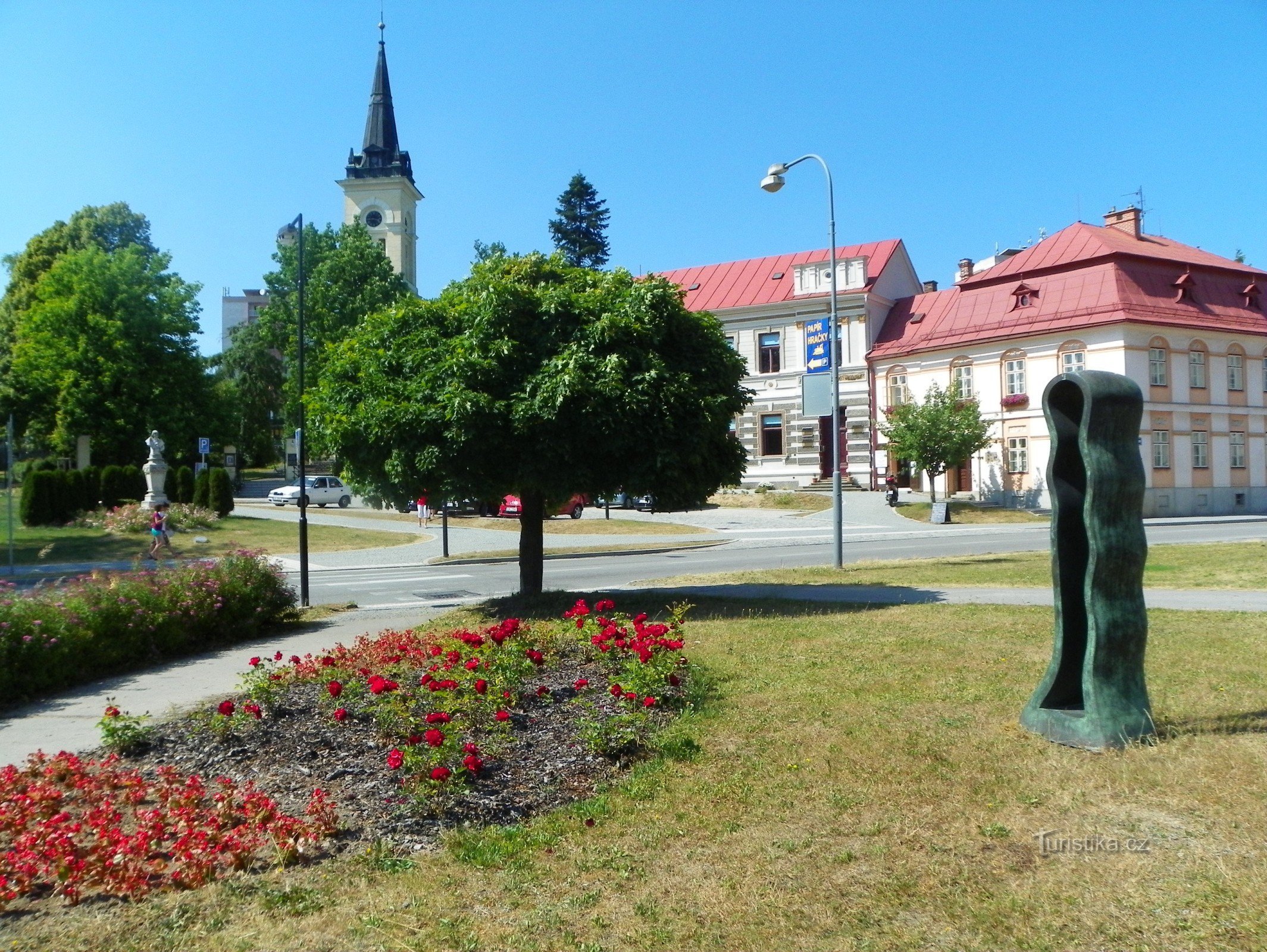 Szobor Megfoghatatlan alak a Komenské nám-on.