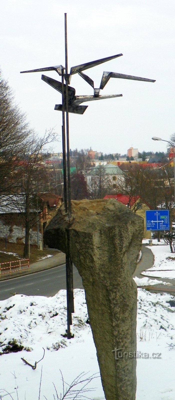 Sculpture devant le cinéma Vysočina