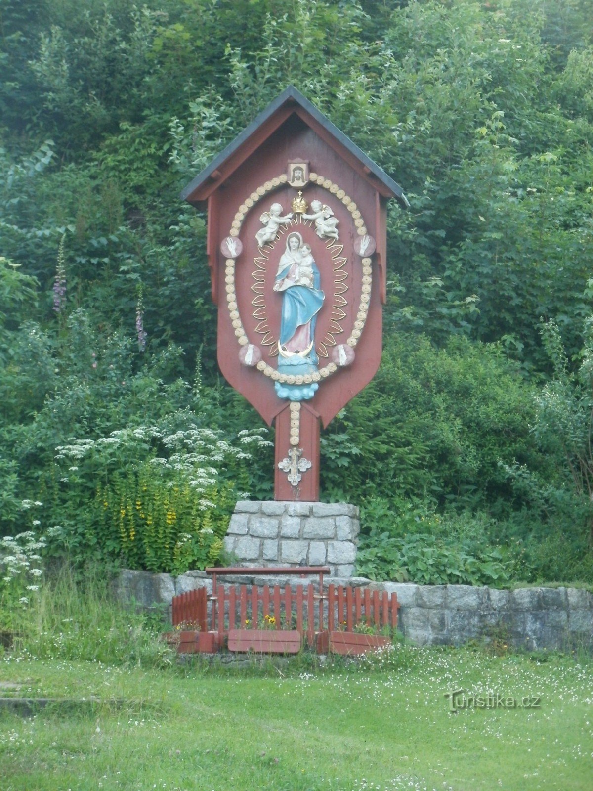 sculptuur van de Rozenkrans Maagd Maria