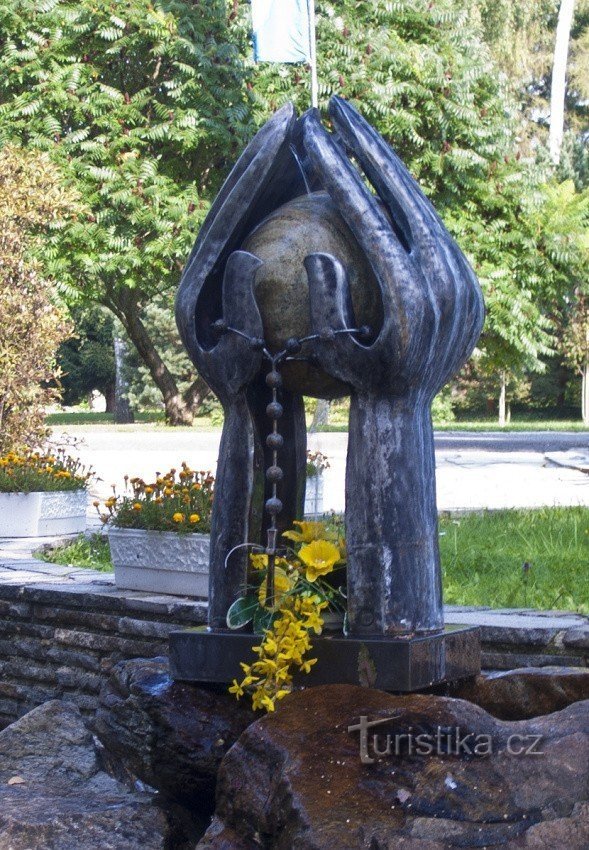 La scultura delle mani giunte è un simbolo delle terme