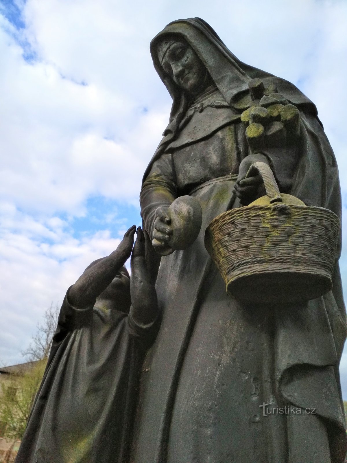 Tác phẩm điêu khắc của Thánh Elizabeth ở lối vào công viên lâu đài / Ảnh: Matěj Martinčík