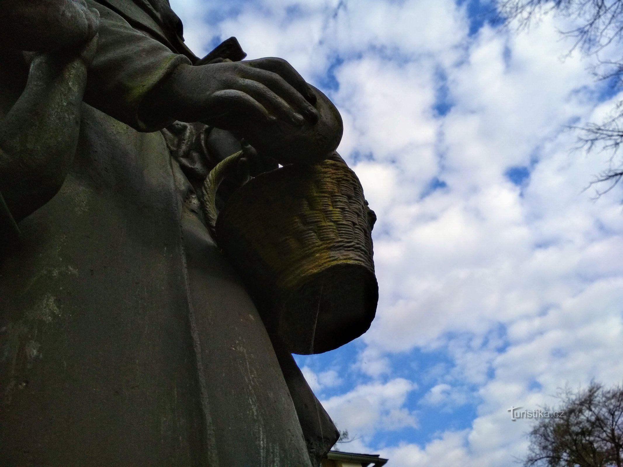 Skulptur af Saint Elizabeth ved indgangen til slotsparken / Foto: Matěj Martinčík