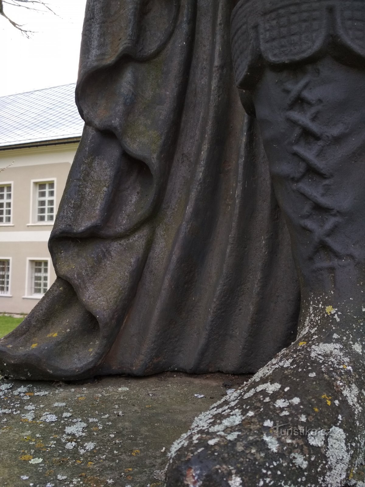 Скульптура святого Флориана у входа в замковый парк / Фото: Матей Мартинчик