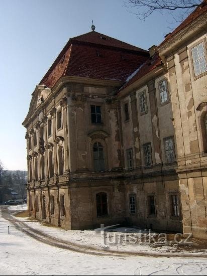 Plasy - 修道院：位于 Střela 河谷的西多会修道院，建于 1 年前