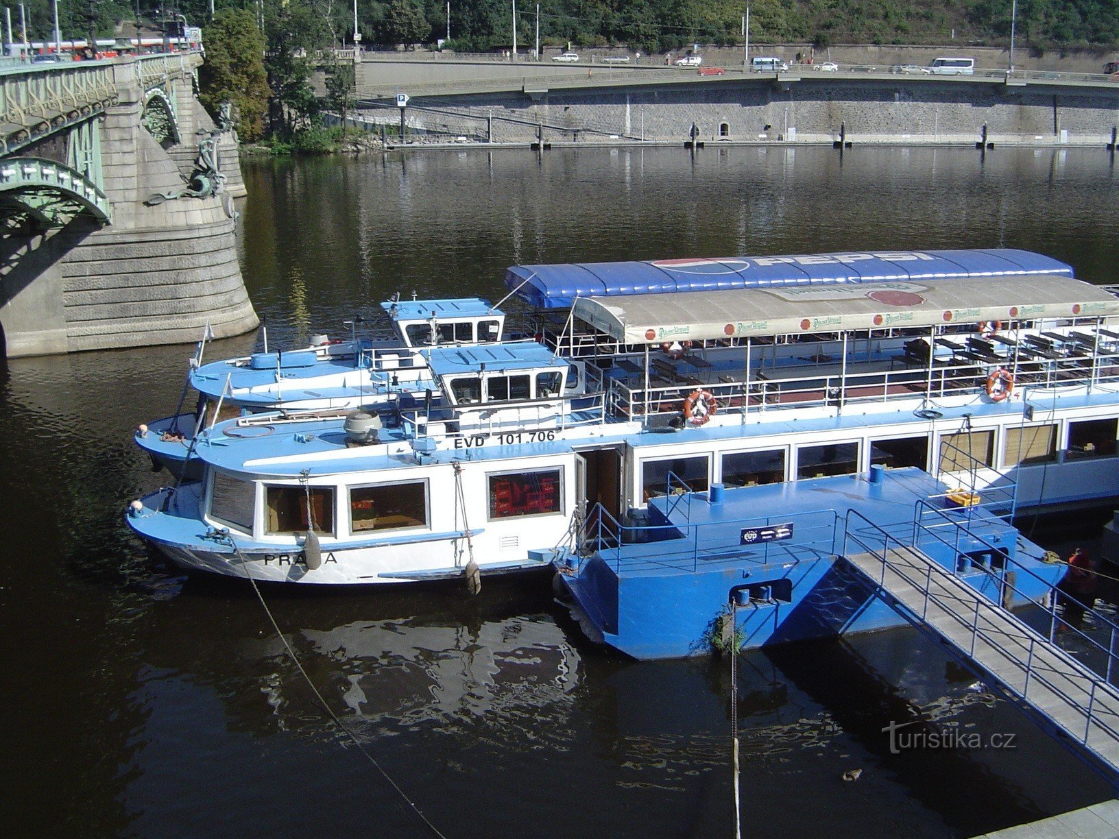 ヴルタヴァ川のプラハでのボート クルーズ