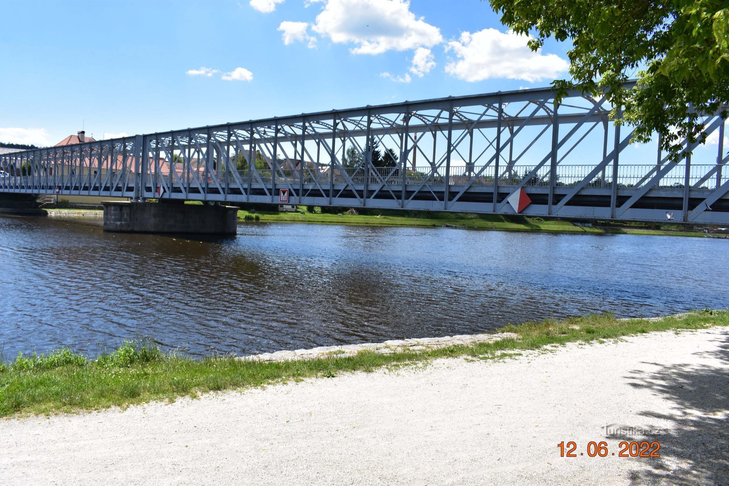 Fahren Sie von Týn nad Vltavou durch die Kořensko-Schleuse