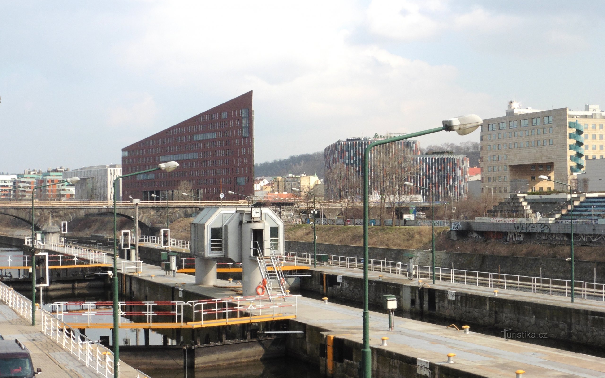 Plavební komory, vzadu Danube House