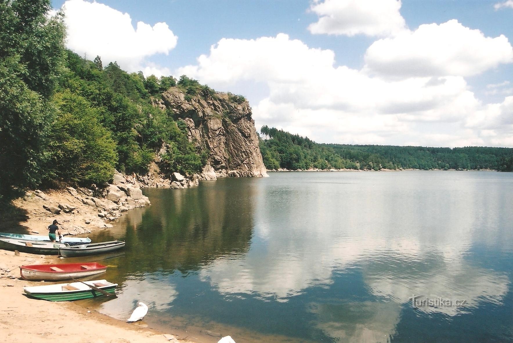 The beach at Wilsova rock in the Wilsonka campsite