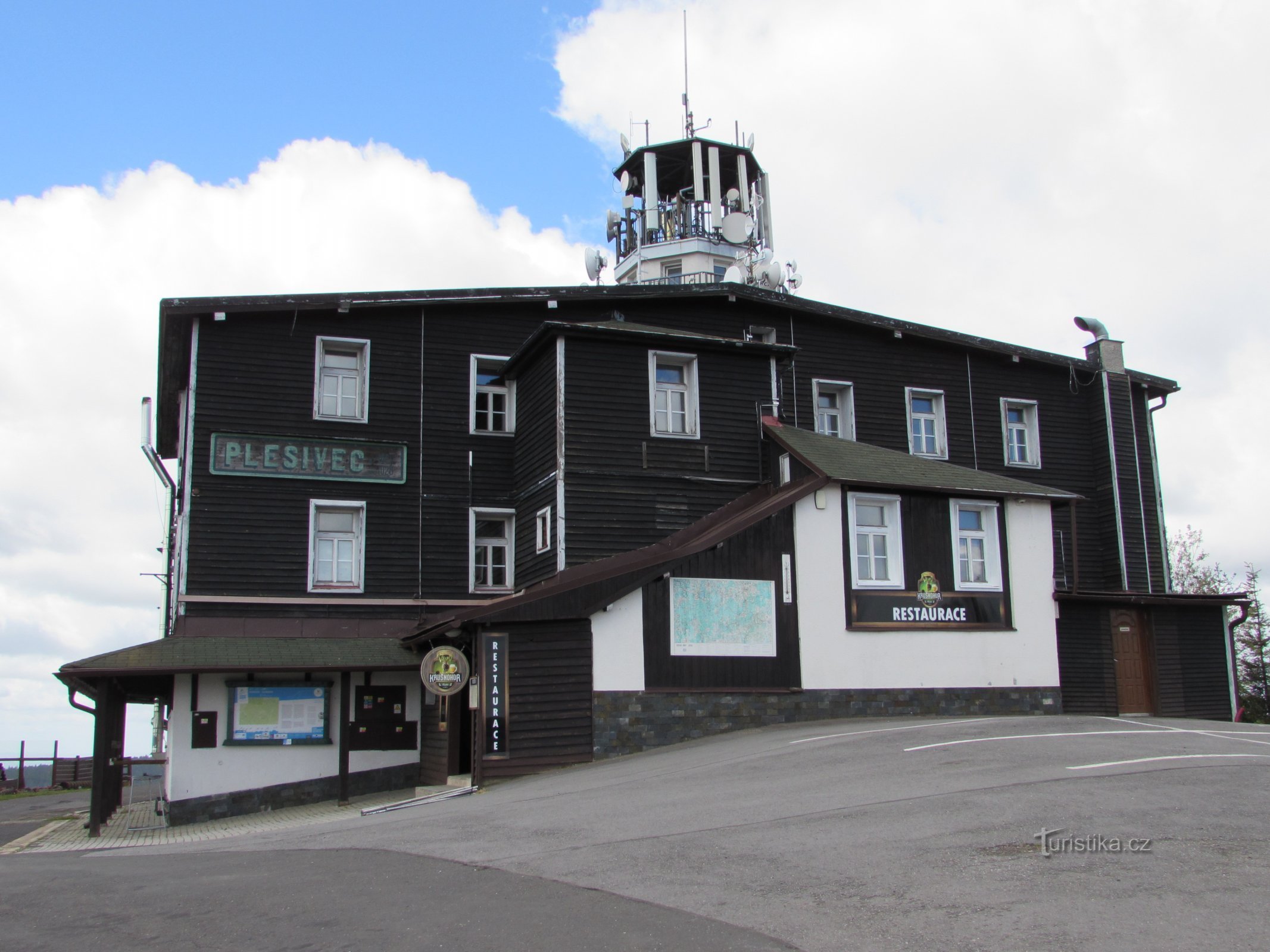 Plešivec, hotel a rozhledna