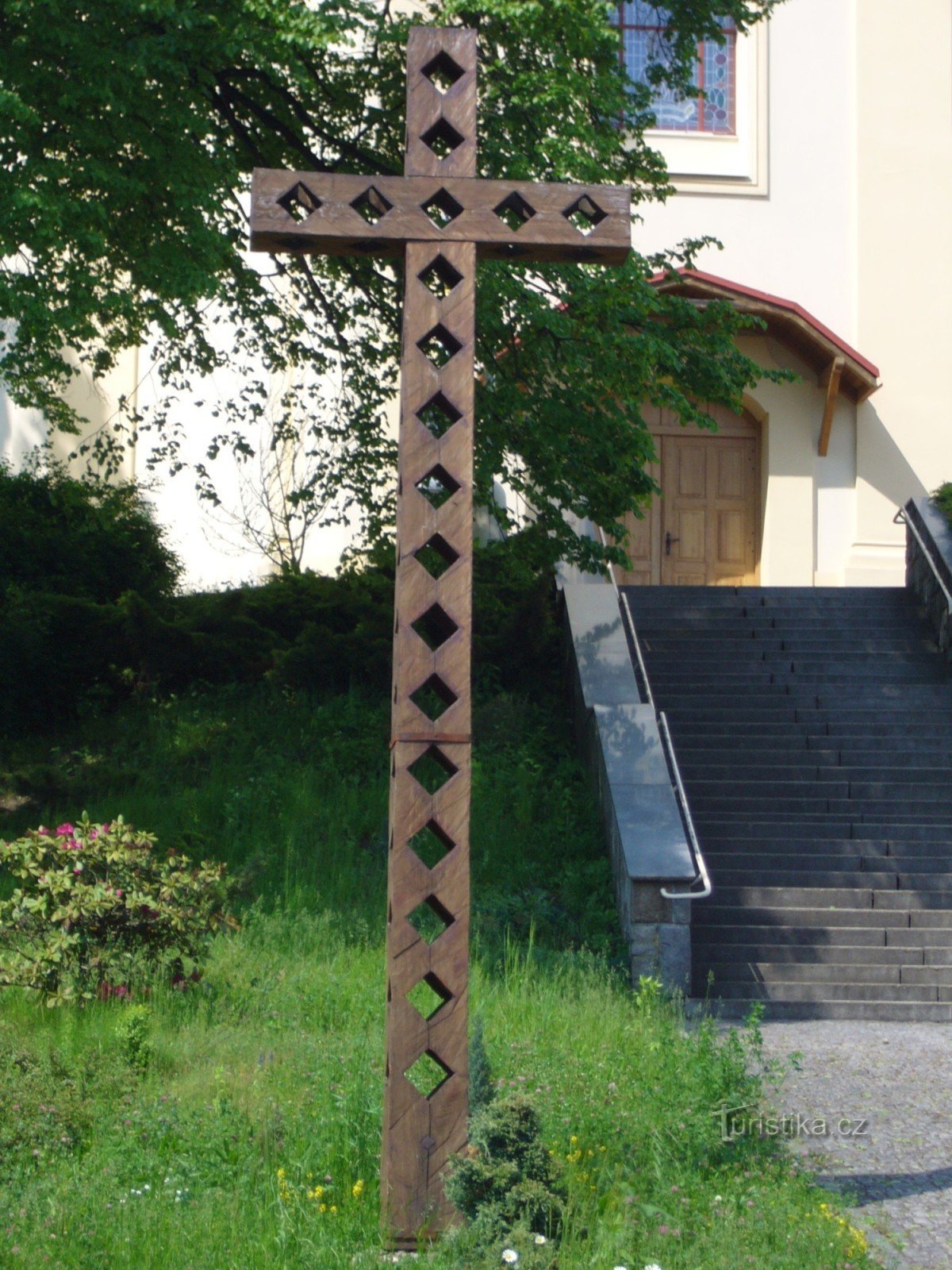Plesná - cây thánh giá trước nhà thờ St. Jakub