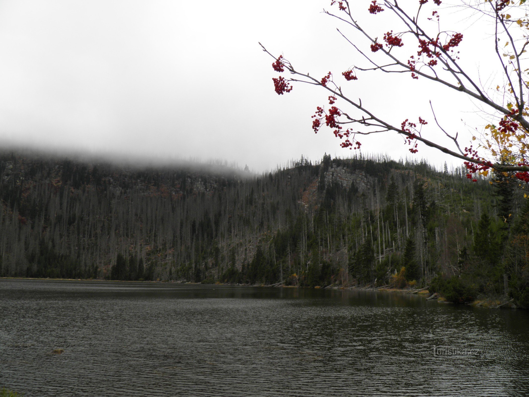 Lac chauve dans les nuages.