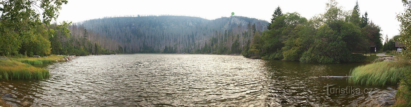 Plešasto jezero, vzeto iz jezu. Zelena pika prikazuje razgledišče s kamnitim obelom