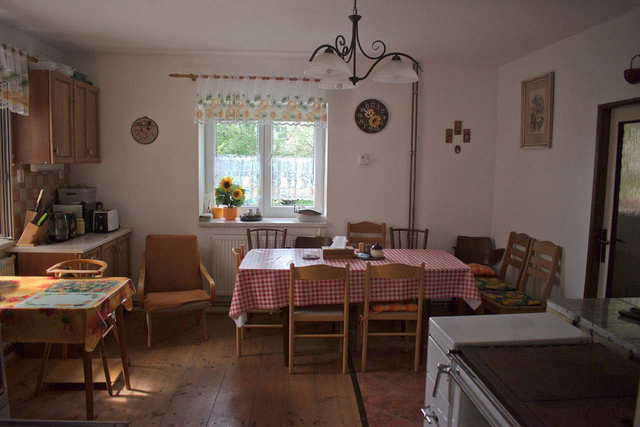 设备齐全的厨房配有餐桌、炉灶和烤箱