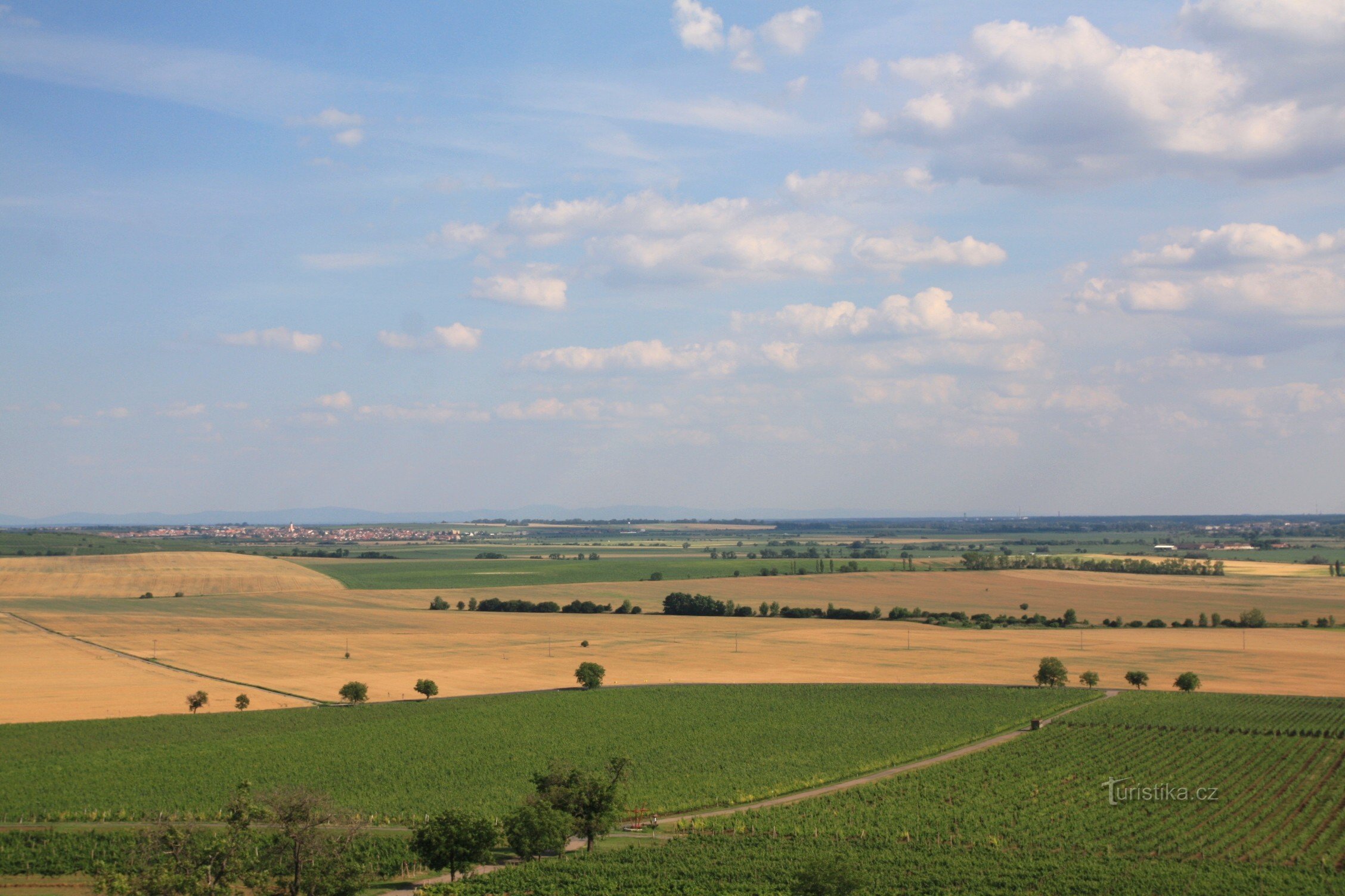 Valea plată și largă a Trkmanka sub Velké Pavlovice