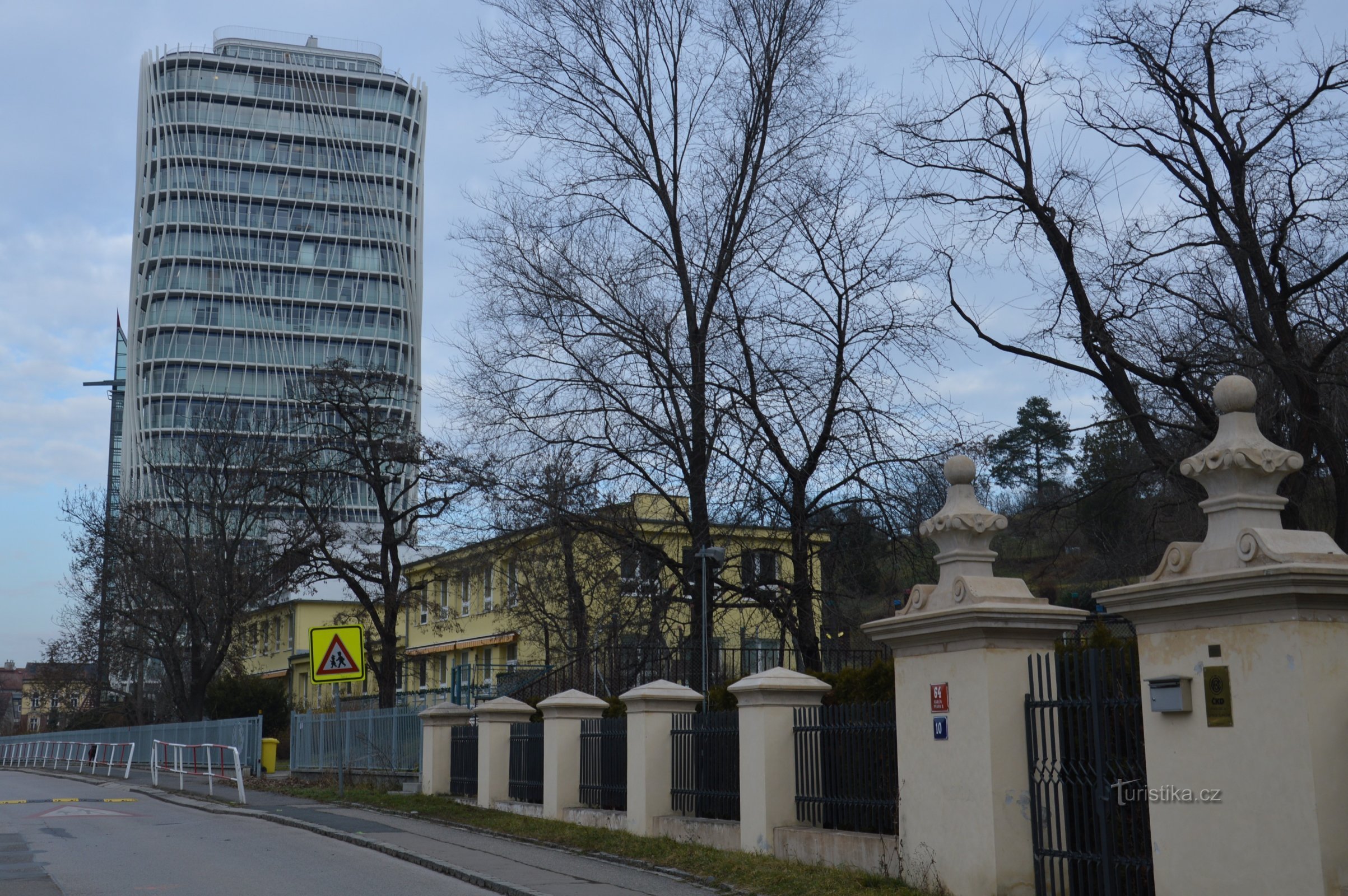 la clôture du jardin du château, l'hôtel Tristar en arrière-plan