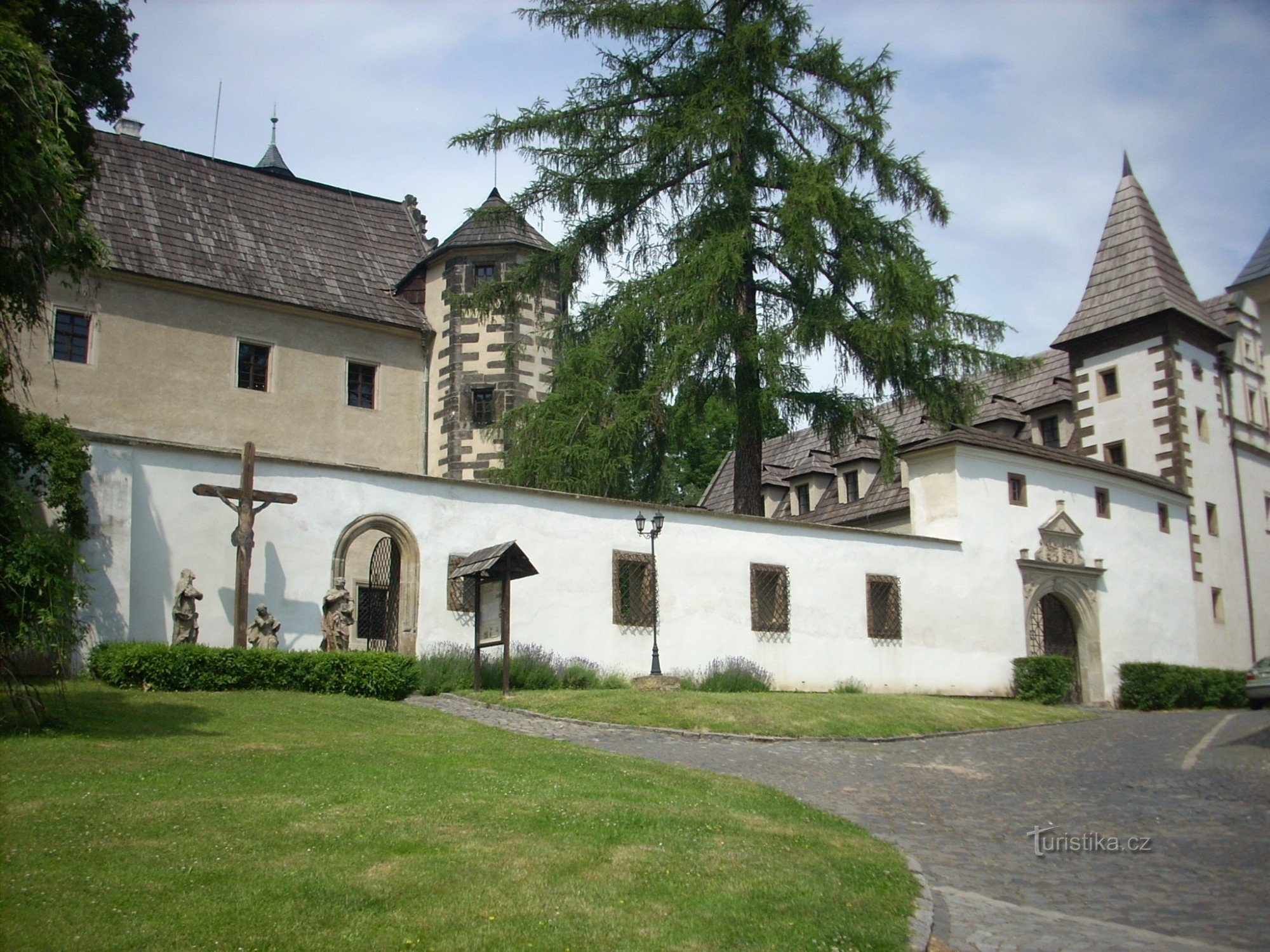 Mirante e castelo de Ploučnická Benešov nad Ploučnicí