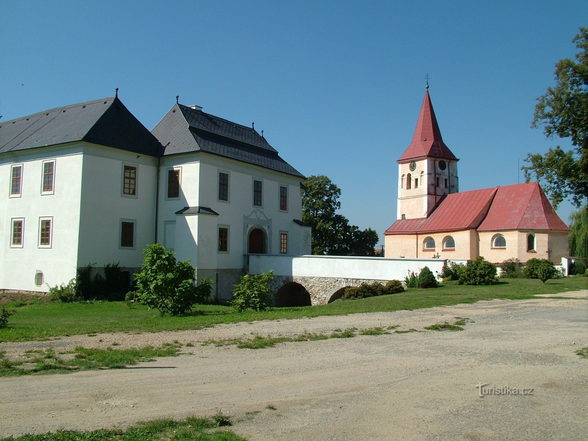 Pluhův Žďár zámeček a kostel