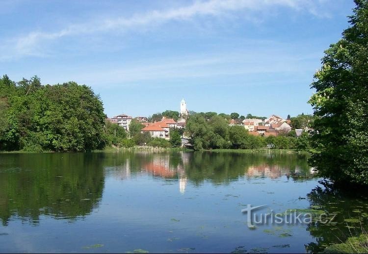 Plumlov: Pogled na mesto Plumlov čez ribnik Bidelec.