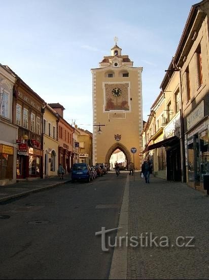 Пльзеньские ворота: оригинальные ворота с готической крышей сгорели в середине 18 века.
