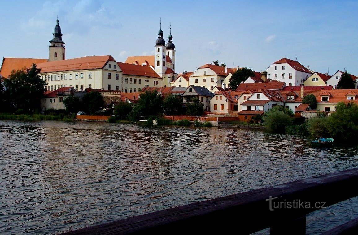 Le long des rives de l'étang de la vieille ville de Telč