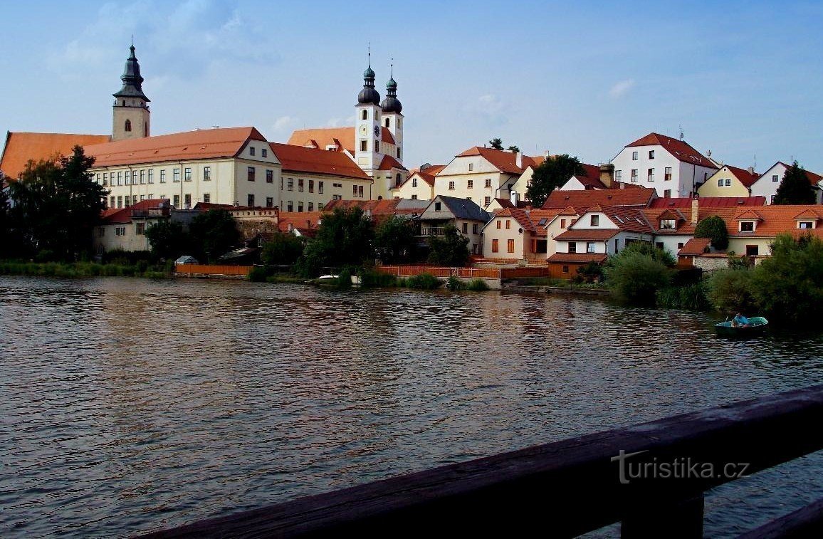 Längs stranden av Old Town Pond i Telč